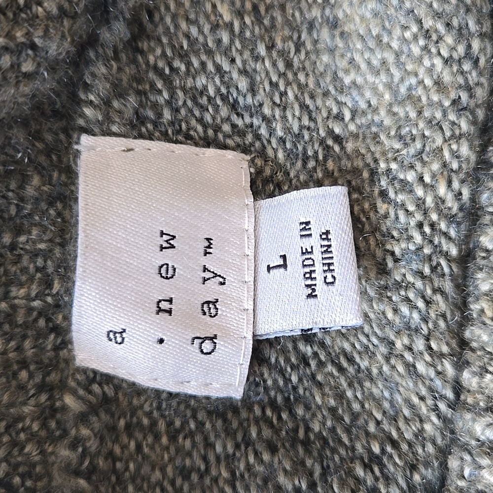 Sweater - Picture 7 of 8
